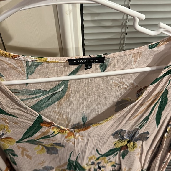 Floral plepum top. - Picture 2 of 3